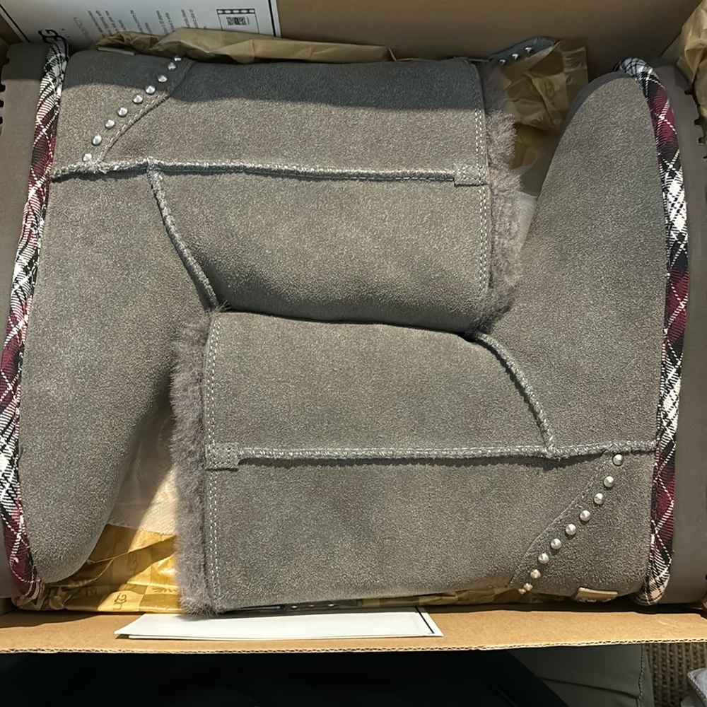 NWT Ugg Exclusive Classic Short Rock 1007491 W/CHRC Charcoal Boot USA6/EU7